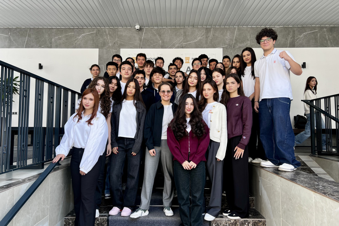 Елизавета Захарова с учащимися 10-11 классов International House Lyceum